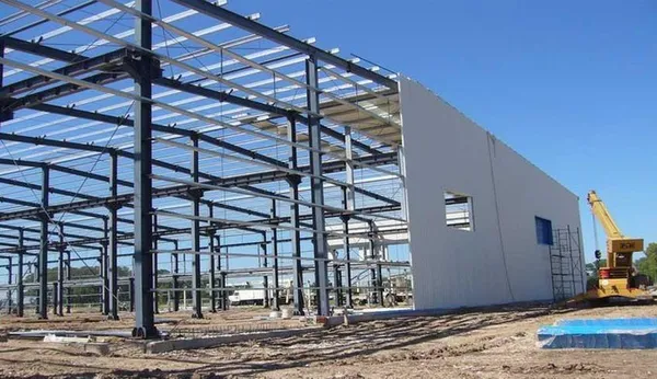 Nave industrial con estructura metálica y cobertura