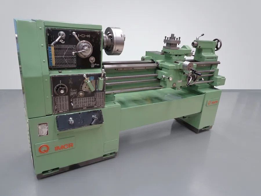 Torno horizontal paralelo de 1500 mm de bancada en el taller de AJV